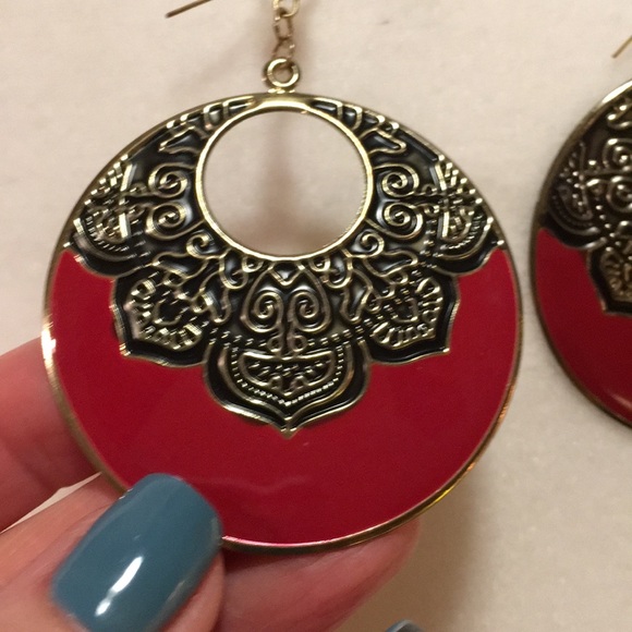 FREE with $20 purchase!  Hoop earrings. - Picture 3 of 6